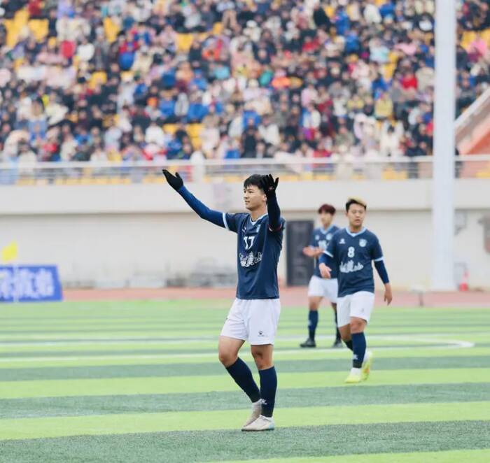 开云在线-央视《天下足球》关注泰安！王子安康此粒世界波入选本期“一周十佳进球” 位列第六